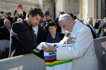 Papa Francesco mette all'asta la maglia iridata di Peter Sagan Papa Francesco mette all'asta la maglia iridata di Peter Sagan